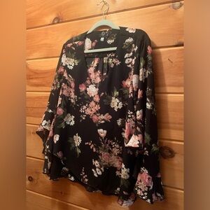 Tahari Top Womens 1X Black Floral Flare Sleeve Casual Lightweight V-Neck Blouse